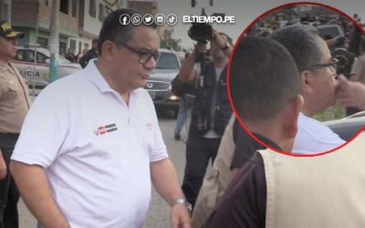 Población enardecida lanza piedras al ministro del Interior y él responde con un «beso volado»