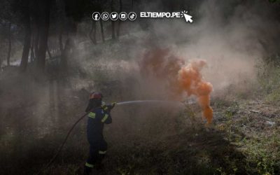 Gran incendio a las afueras de Atenas obliga a evacuar a más de 1.200 personas