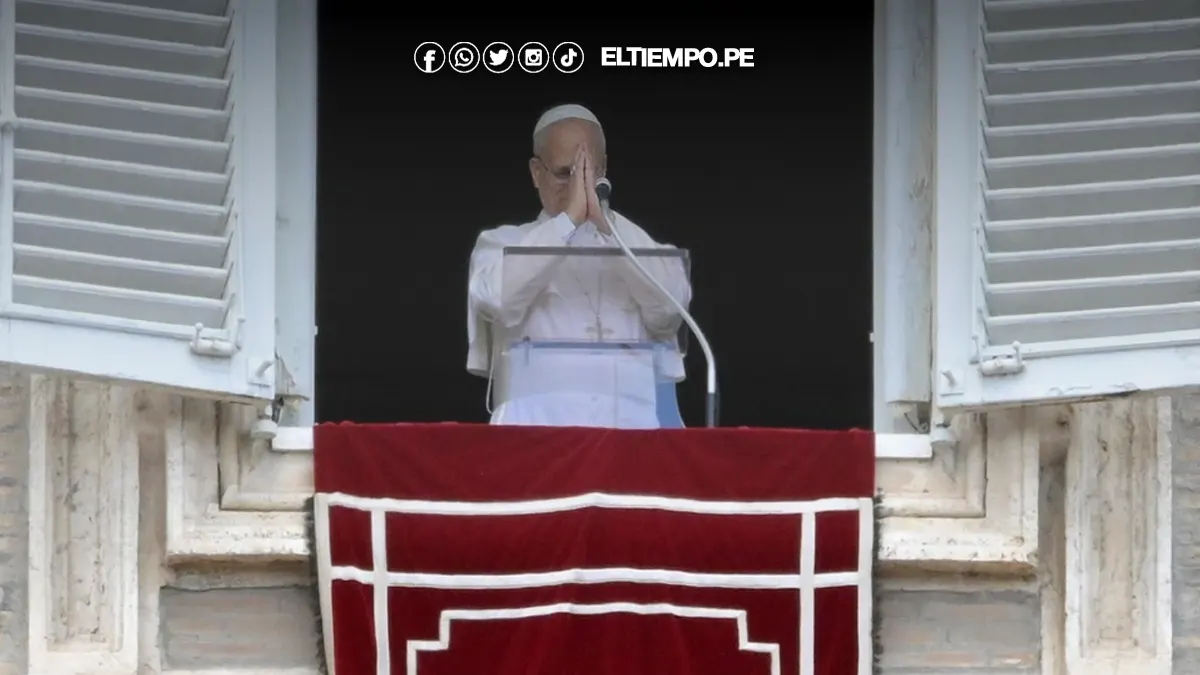 Papa León XIV orando