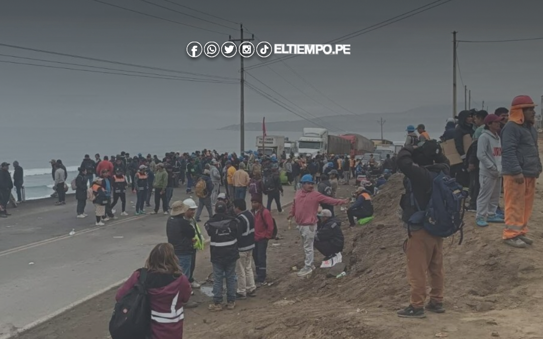 Bloqueo de carreteras en el sur del Perú deja más de 400 vehículos varados