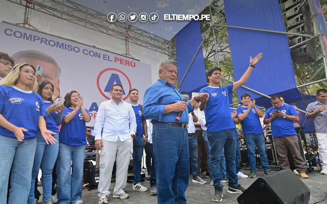 Gobernador de La Libertad, César Acuña, aparece en Piura realizando proselitismo político