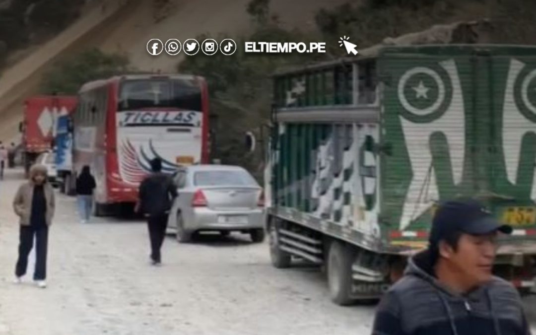 Derrumbe en vía Ayacucho-Huancayo: Pasajeros permanecen varados por más de 8 horas
