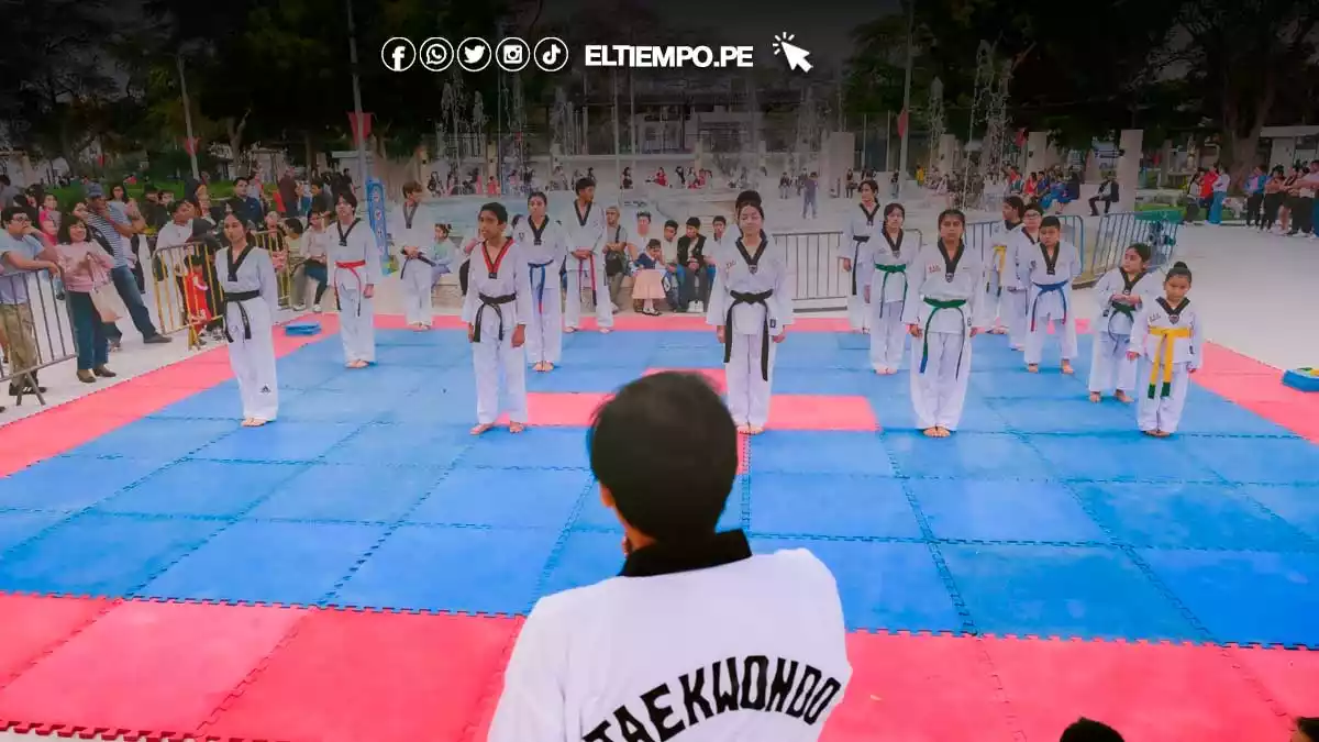 Niños-atletas-cautivan-con-exhibición-de-taekwondo-en-el-Parque-Néstor-Martos