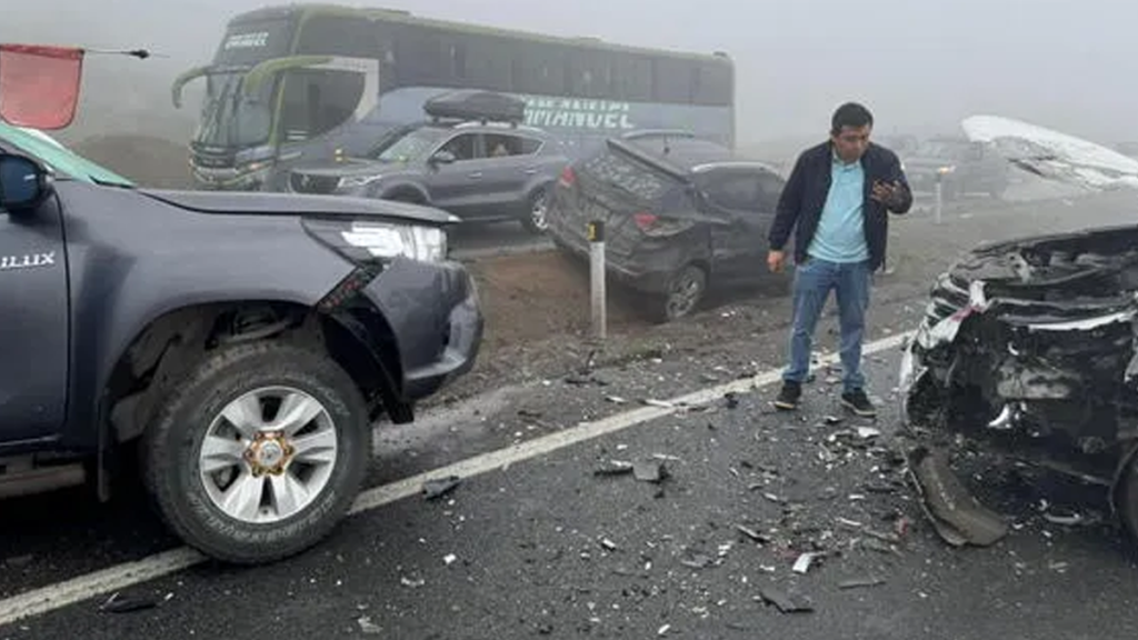 De acuerdo a la información preliminar, la densa niebla habría ocasionado el choque múltiple en el que están involucrados tres buses interprovinciales.