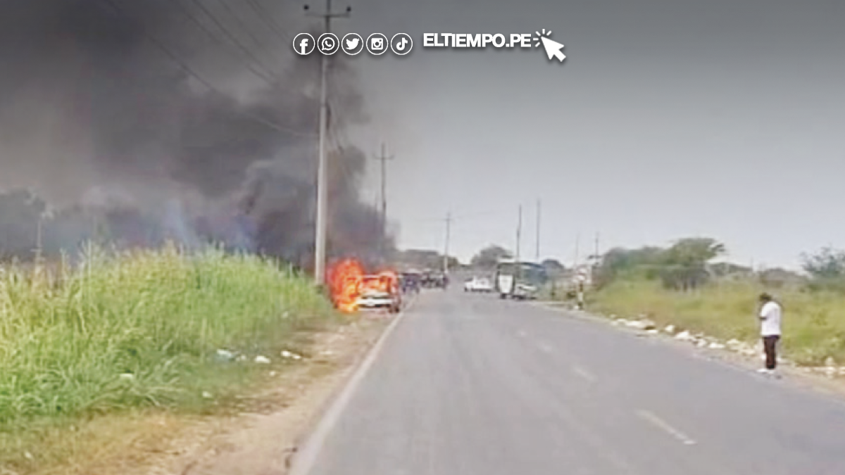Auto se incendia en la vía Piura