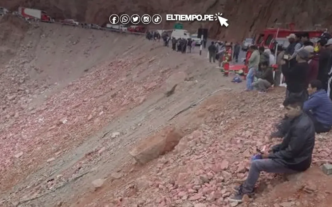 Arequipa: bus cae a abismo y deja más de 30 personas fallecidas
