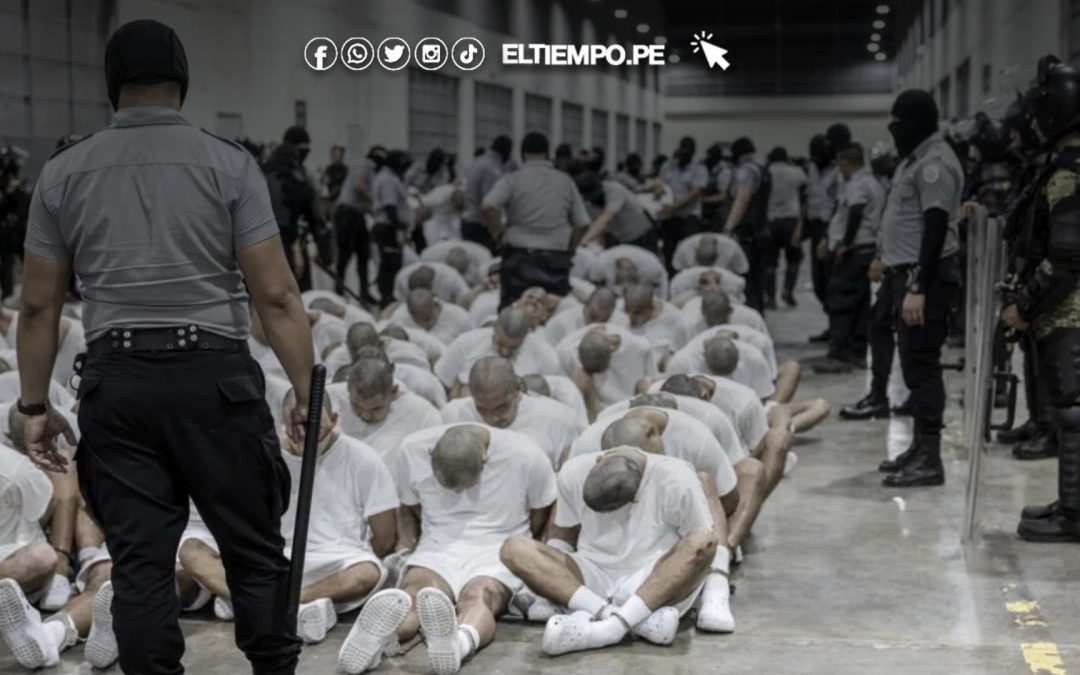 Migrantes venezolanos deportados de EE.UU denuncian torturas y abusos en la megacárcel de El Salvador