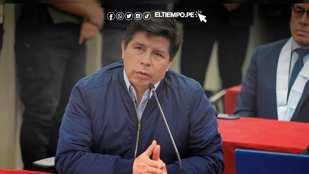 El juicio oral contra el exmandatario Pedro Castillo, acusado de intentar quebrar el orden constitucional, concluirá este mes luego de más de ocho meses de audiencias. La Sala Penal Especial de la Corte Suprema podría emitir su sentencia a inicios de diciembre, definiendo si corresponde condenarlo por rebelión o, alternativamente, por conspiración para la rebelión. Esta semana se reanudaron los alegatos finales. Hasta ahora, tanto la Fiscalía como la Procuraduría General del Estado han presentado sus argumentos, solicitando prisión efectiva y reparación civil. Por su parte, las defensas de Aníbal Torres, Willy Huerta, Manuel Lozada, Jesús Venero y del propio Castillo pidieron la absolución. Aún está pendiente la intervención final de la defensa de la ex primera ministra Betssy Chávez, programada para el martes 18. Su abogado inicial, Raúl Noblecilla, renunció recientemente, por lo que la representación legal de la exjefa del Gabinete quedó a cargo del defensor público Julio César Guzmán Cisneros. La Sala dispuso que este último sea el encargado de cerrar la ronda de alegatos para asegurar el derecho de defensa de Chávez. Ese mismo martes 18 comenzarán también las autodefensas de los imputados, es decir, sus últimas declaraciones antes de la sentencia. Estas intervenciones podrían extenderse hasta las audiencias del jueves 20 y viernes 21, e incluso prolongarse excepcionalmente hasta la semana del 24 al 30 de noviembre si surge algún imprevisto, como ha ocurrido en distintas etapas del proceso. Una vez culminen todas las intervenciones, el tribunal cerrará el debate y fijará fecha para la lectura del fallo. De acuerdo con los plazos, los jueces supremos José Neyra Flores, Iván Guerrero López y Norma Carbajal Chávez anunciarían su decisión en la primera semana de diciembre. Las penas solicitadas La Fiscalía reiteró su pedido de 34 años de prisión para Pedro Castillo por el intento de golpe del 7 de diciembre de 2022, imputándole los delitos de rebelión, abuso de autoridad y grave alteración del orden público. No obstante, si la Sala opta por condenarlo únicamente por conspiración, la pena solicitada disminuiría a 19 años y 30 días, según explicó el fiscal adjunto supremo Edward Casaverde durante su alegato final. Esta eventual recalificación también alcanzaría a otros acusados, como el expremier Aníbal Torres; la ex primera ministra Betssy Chávez, actualmente asilada en México; el exministro del Interior Willy Huerta; el comandante PNP Jesús Venero; y el general PNP Manuel Lozada. Para ellos, en un escenario de conspiración, la Fiscalía plantea 11 años, 5 meses y 15 días de cárcel. Previamente, la Sala había informado que, tras revisar las pruebas, podría desvincularse de la acusación original por rebelión y considerar que los hechos encajan en la figura de conspiración, lo que conllevaría una reducción de las penas. En la acusación inicial, la Fiscalía pedía 15 años para Aníbal Torres por su edad y 25 años para Betssy Chávez y Willy Huerta por el delito de rebelión. Durante su exposición, el fiscal Casaverde afirmó que los elementos presentados evidencian la “plena convicción” de Castillo y sus exfuncionarios de quebrar el orden constitucional. Cerró su intervención citando a Juan Domingo Perón: “La fuerza es el derecho de las bestias… esa historia debe ser erradicada a través de una decisión prudente, sensata y constitucional que nosotros invocamos, señores jueces supremos”.