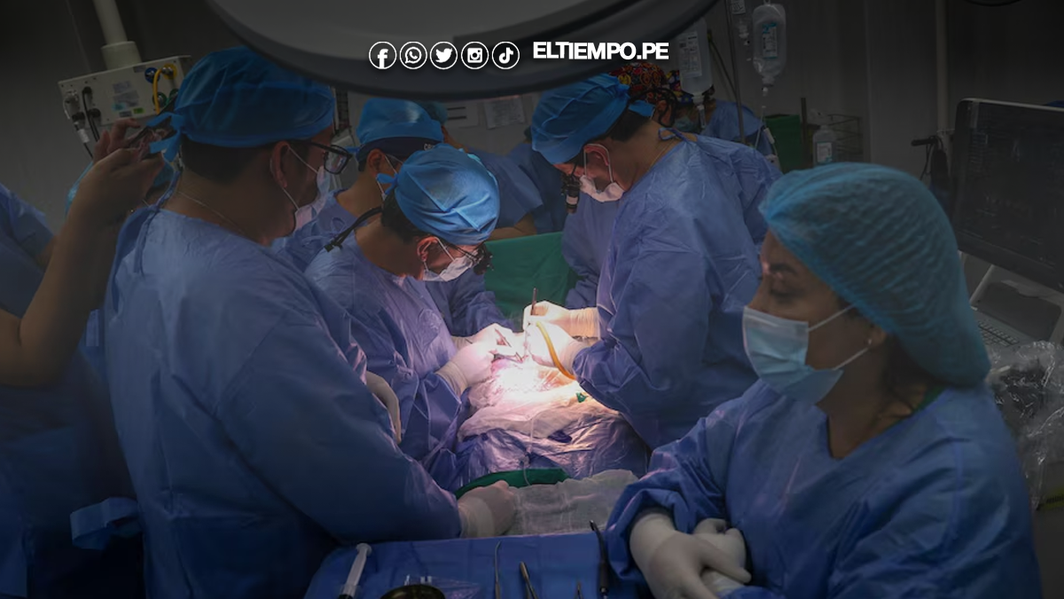 médicos operan a un bebé dentro del útero y la gestación continúa con éxito