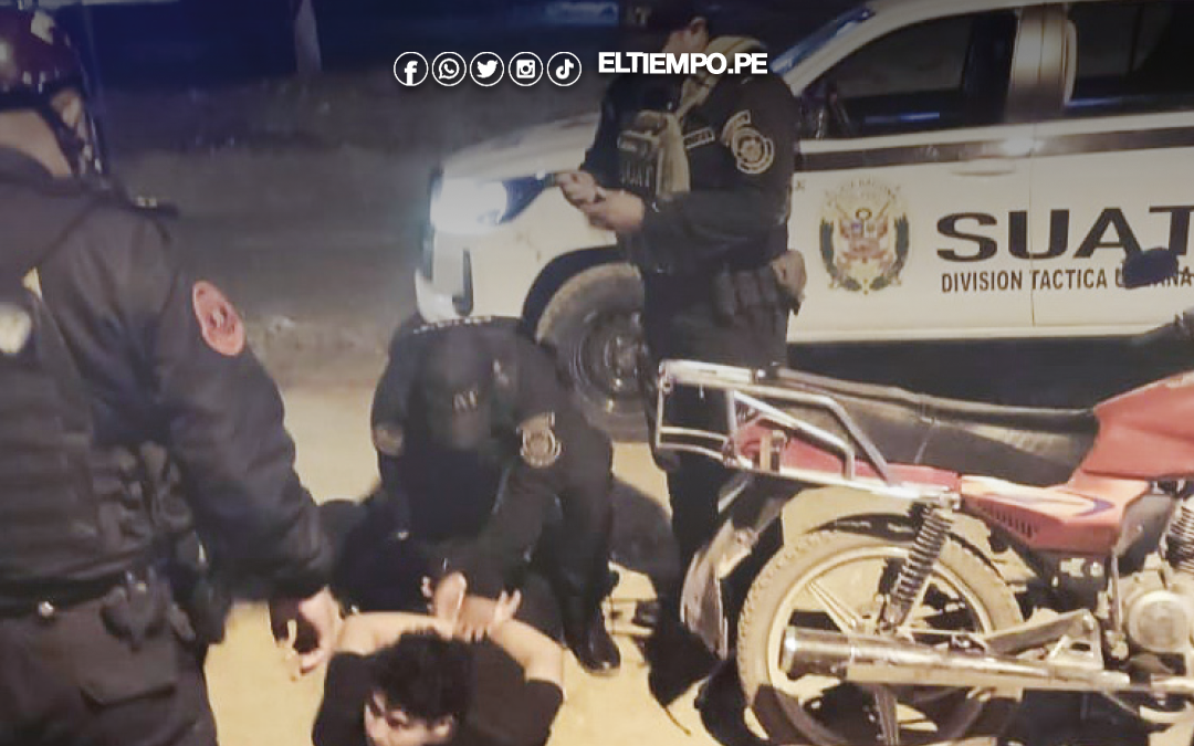 Caen dos adolescentes y un adulto con armas