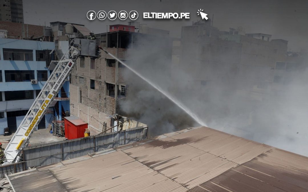 Voraz incendio destruye almacén de bicicletas en La Victoria